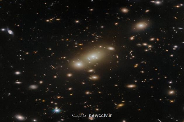 عکس تلسکوپ فضایی هابل از یک خوشه کهکشانی دوردست
